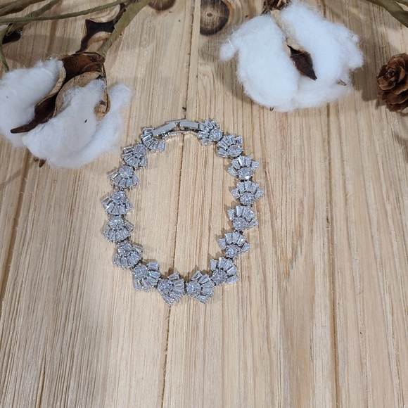 🩶🩶NEW🩶🩶EXQUISITE!! CZ BRACELET IN SILVER 🩶🩶 - Picture 6 of 16